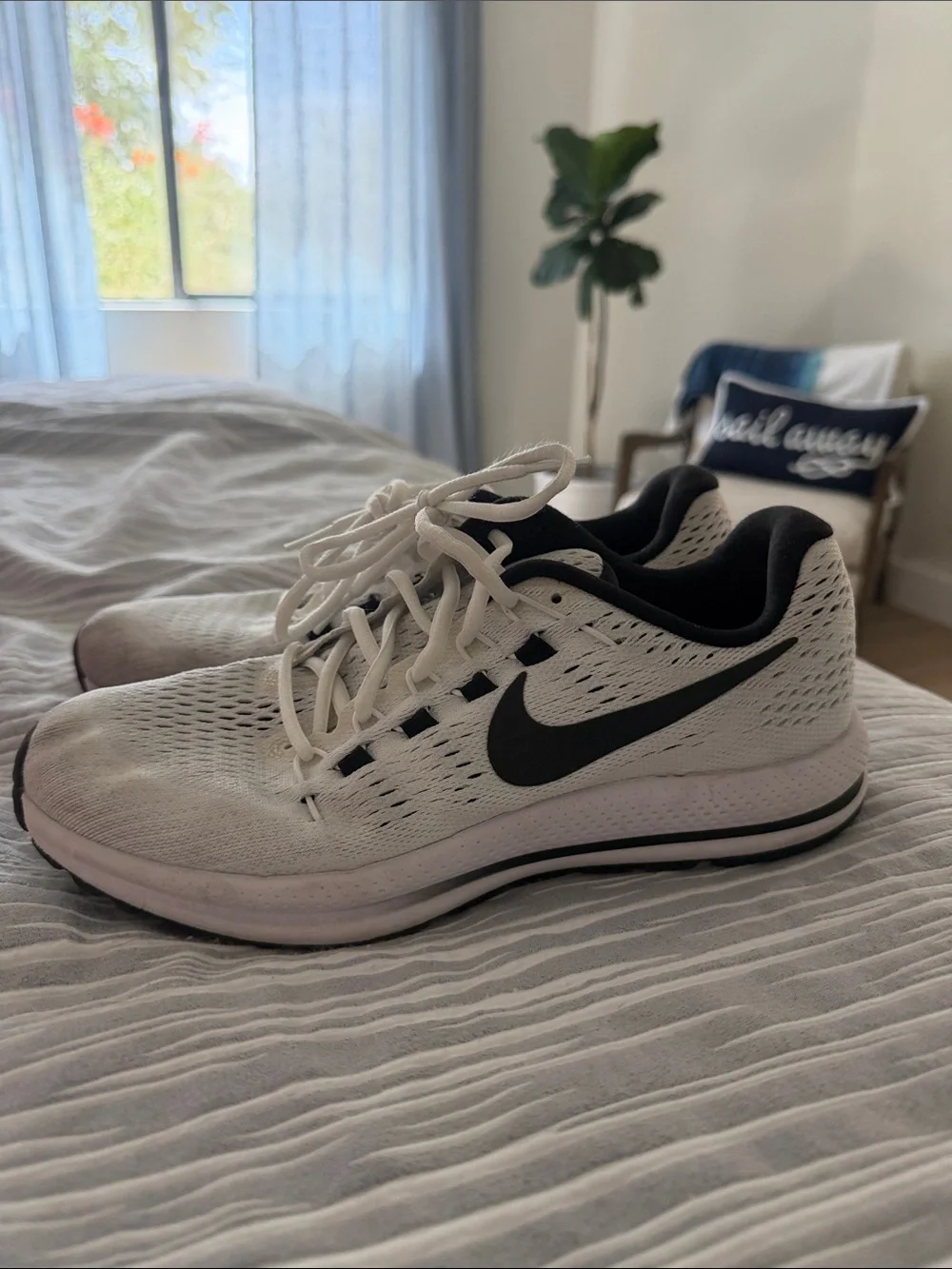 Nike White and Black Men's Athletic Running Shoes